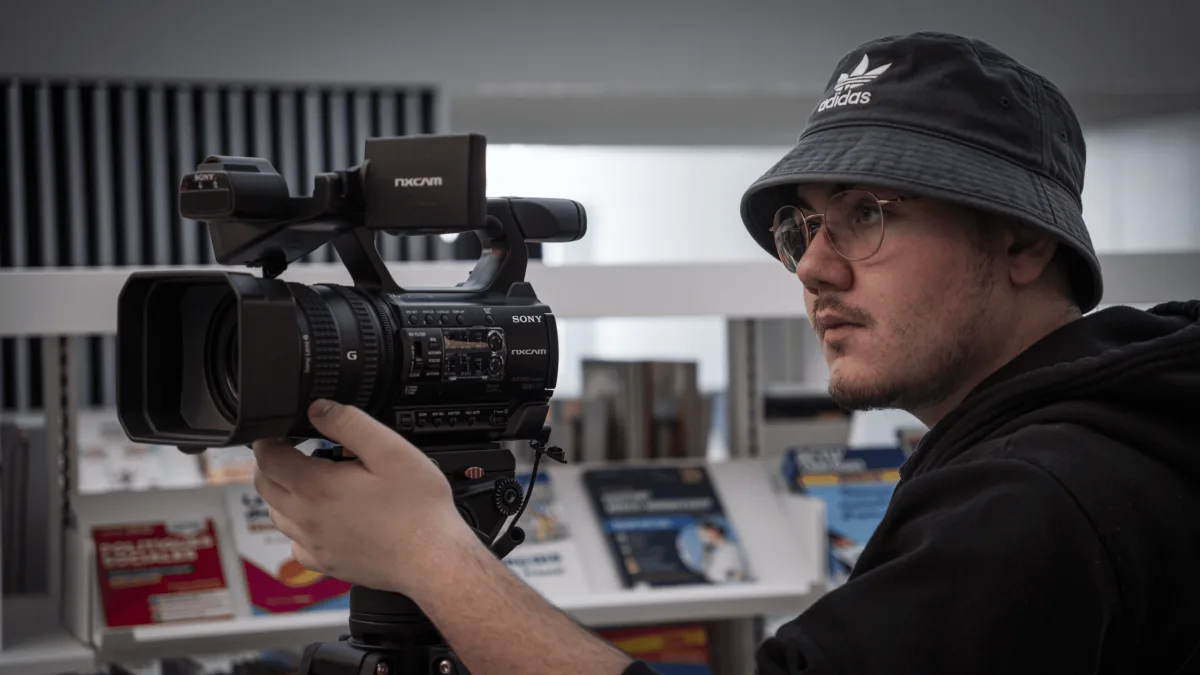 Caméra de reportage professionnelle en tournage