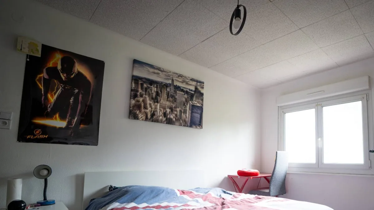 Intérieur éclairé par la lumière naturelle d'une fenêtre